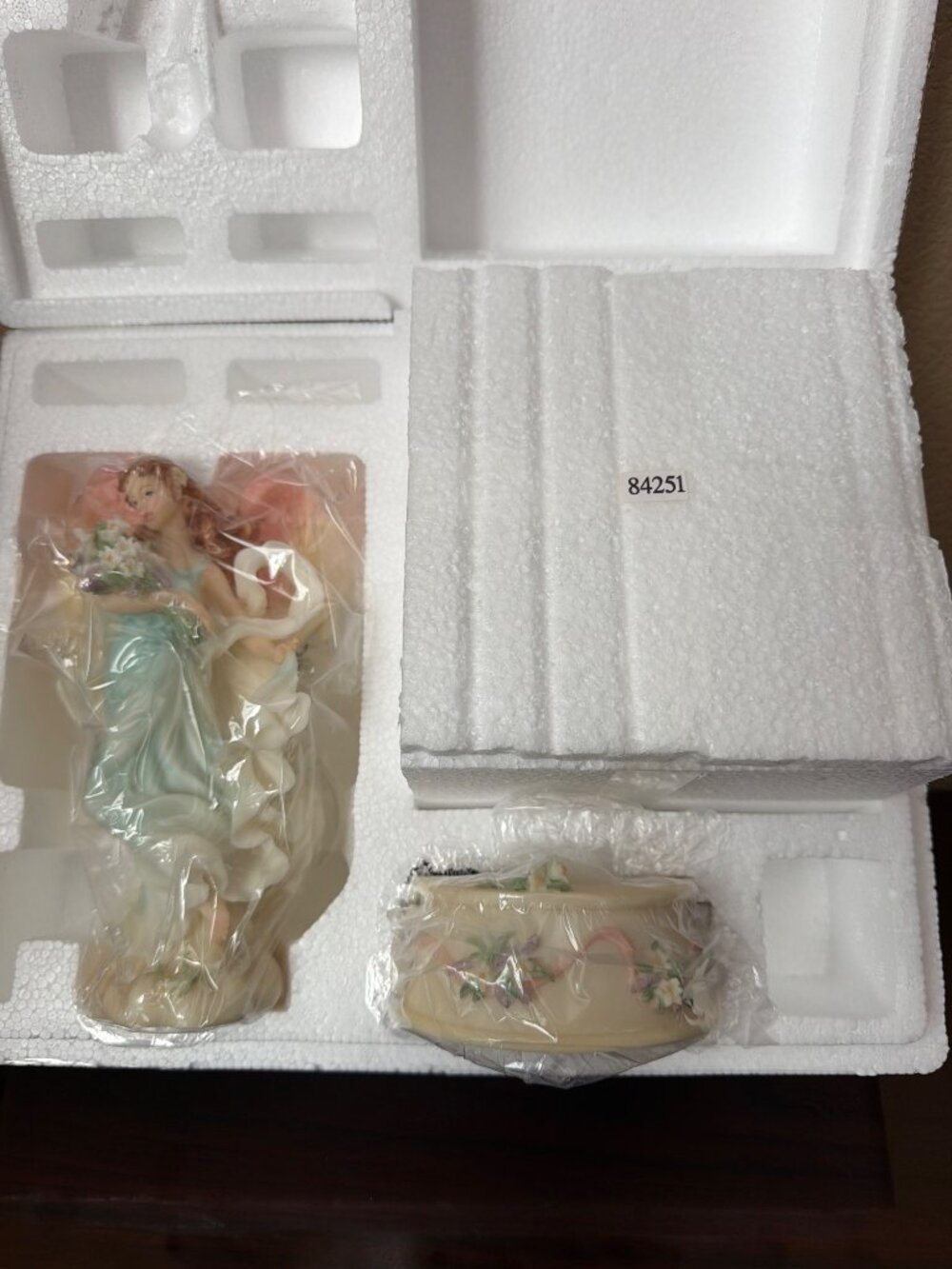 2000 Seraphim Classics Lily 3-Piece Angel Figurine w/Stand & Flower NEW - Picture 3 of 16